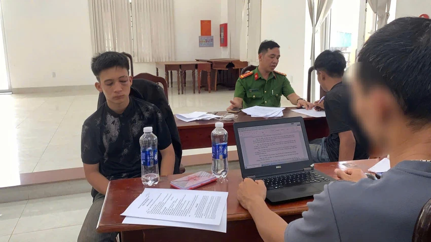 Công an lấy lời khai hai nghi phạm trộm ô tô. Ảnh: V.T ô tô 3.jpg