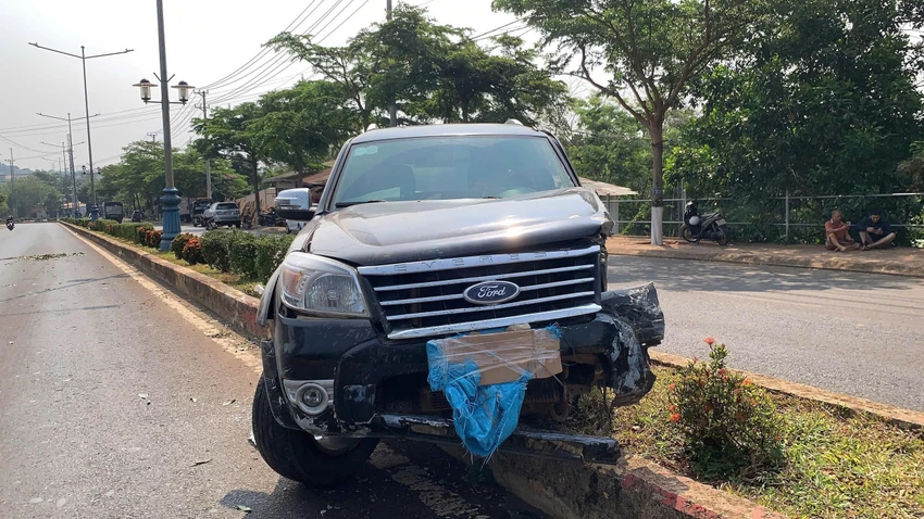 Ô tô liên quan vụ việc bị hư hỏng nặng. Ảnh: V.T ô tô.jpg