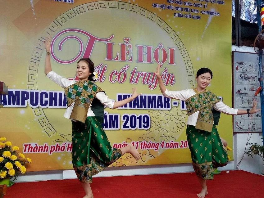 Người dân 5 nước Đông Nam Á rộn ràng lễ tắm Phật ảnh 7 Người dân 5 nước Đông Nam Á rộn ràng lễ tắm Phật ảnh 7