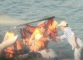 CSGT đường thủy kiểm tra tàu thuyền trong... tích tắc