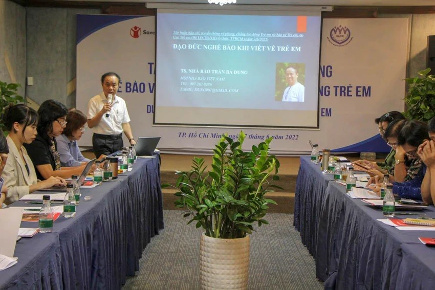 Nhà báo Trần Bá Dũng chia sẻ những kỹ năng viết bài về trẻ em. Ảnh: MINH HOÀNG Nhà báo Trần Bá Dũng chia sẻ những kỹ năng viết bài về trẻ em. Ảnh: MINH HOÀNG