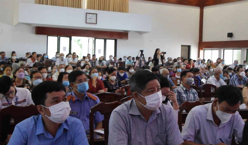 Buổi tiếp xúc được nhiều cử tri quan tâm, đến tham dự và đặt câu hỏi. Ảnh: MINH HOÀNG Buổi tiếp xúc được nhiều cử tri quan tâm, đến tham dự và đặt câu hỏi. Ảnh: MINH HOÀNG