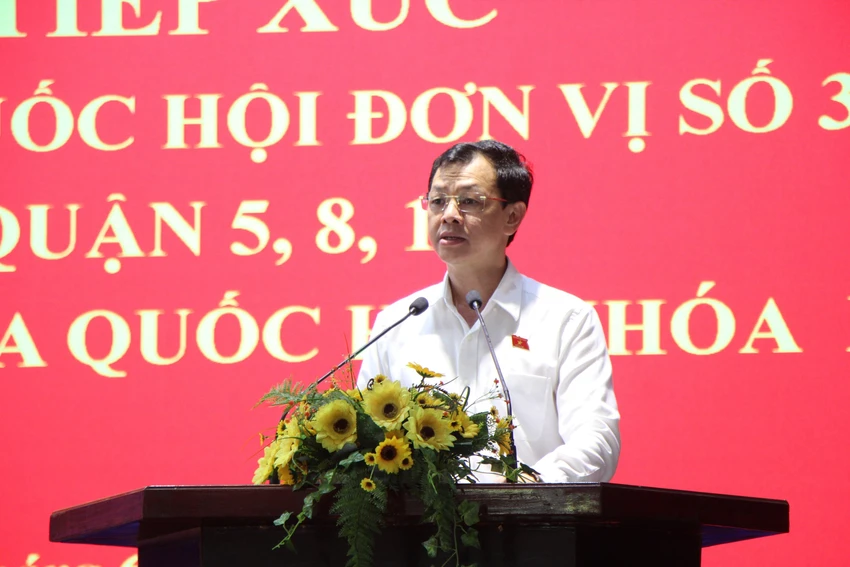 ĐBQH Nguyễn Tri Thức, Giám đốc Bệnh việc Chợ Rẫy trao đổi cùng cử tri. Ảnh: MINH HOÀNG