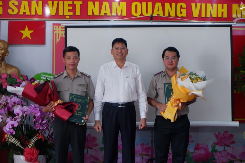 Ông Trần Phương Hồng (phải) và ông Nguyễn Thanh Hà (trái) nhận quyết định bổ nhiệm. Ảnh: TRÚC PHƯƠNG