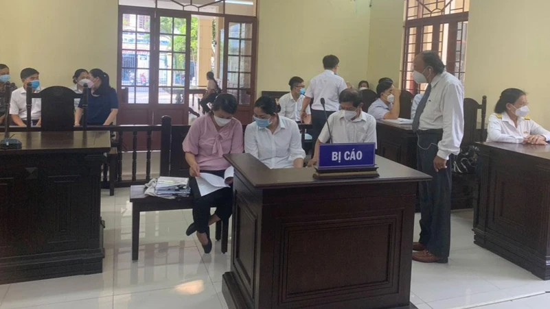 Ba bị cáo tại phiên tòa sơ thẩm ngày 14-4. Ảnh: TRÚC PHƯƠNG Ba bị cáo tại phiên tòa sơ thẩm ngày 14-4. Ảnh: TRÚC PHƯƠNG