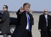 Video: Ông Trump lên chuyên cơ Không lực Một đến Việt Nam