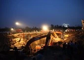 Hơn 10 xe cẩu giải cứu em bé kẹt dưới giếng sâu 45 m 