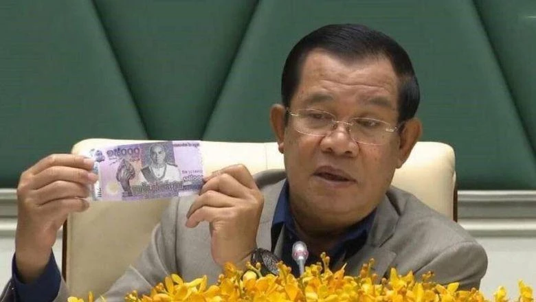 Thủ tướng Campuchia Hun Sen giới thiệu tờ bạc mệnh giá 15.000 riel hồi năm 2019. Ảnh: THE PHNOM PENH POST Thủ tướng Campuchia Hun Sen giới thiệu tờ bạc mệnh giá 15.000 riel hồi năm 2019. Ảnh: THE PHNOM PENH POST