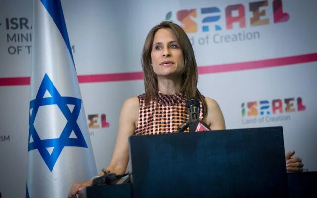 Bộ trưởng Khoa học, Công nghệ và Không gian Orit Farkash-Hacohen là thành viên nội các Israel đầu tiên nhận cốc. Ảnh: THE TIMES OF ISRAEL Bộ trưởng Khoa học, Công nghệ và Không gian Orit Farkash-Hacohen là thành viên nội các Israel đầu tiên nhận cốc. Ảnh: THE TIMES OF ISRAEL