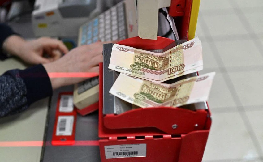 Đồng rúp biến động khiến giá cả tăng cao ở Nga. Ảnh: REUTERS Đồng rúp biến động khiến giá cả tăng cao ở Nga. Ảnh: REUTERS