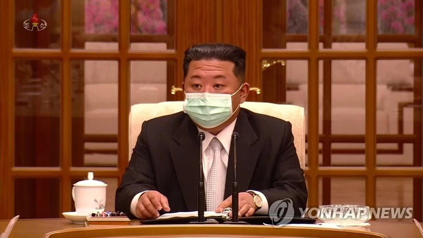 Ông Kim Jong-un đeo khẩu trang khi chủ trí cuộc họp của Bộ Chính trị đảng Lao động Triều Tiên hôm 12-5. Ảnh: YONHAP