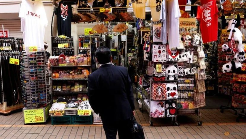 Một người đàn ông đứng trước cửa hàng ở Tokyo, Nhật. Ảnh: REUTERS Một người đàn ông đứng trước cửa hàng ở Tokyo, Nhật. Ảnh: REUTERS