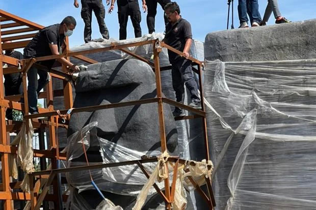 Cảnh sát Thái Lan kiểm tra một trong sáu đầu tượng Moai ngày 8-6. Ảnh: BANGKOK POST Cảnh sát Thái Lan kiểm tra một trong sáu đầu tượng Moai ngày 8-6. Ảnh: BANGKOK POST