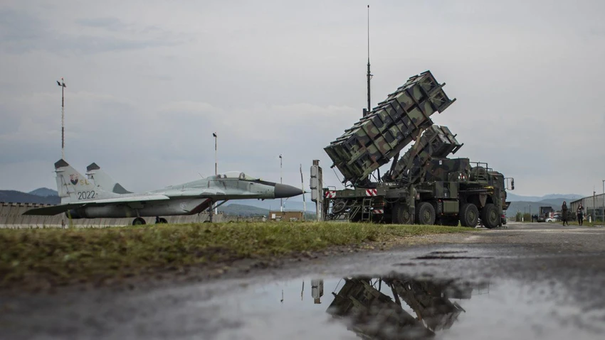 Hệ thống phòng không Patriot của NATO đặt tại căn cứ không quân Sliac ở Slovakia. Ảnh: EPA Hệ thống phòng không Patriot của NATO đặt tại căn cứ không quân Sliac ở Slovakia. Ảnh: EPA