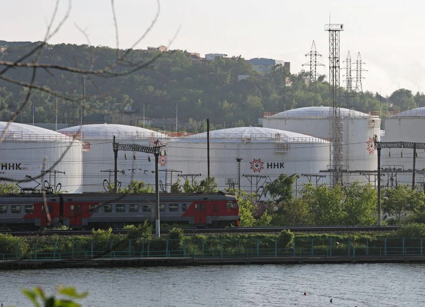 Một kho xăng dầu ở cảng Vladivostok của Nga. Ảnh: REUTERS Một kho xăng dầu ở cảng Vladivostok của Nga. Ảnh: REUTERS