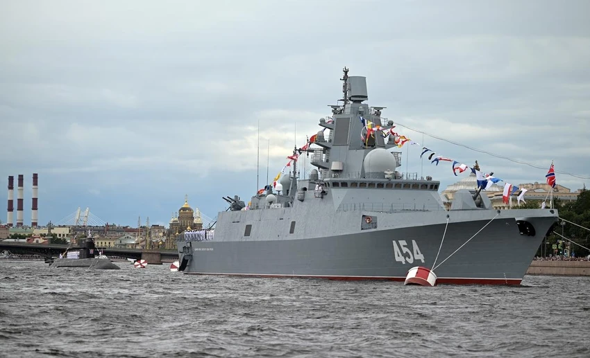 Khinh hạm Đô đốc Gorshkov của Hải quân Nga tham gia buổi diễu binh trên sông Neva, TP St.Petersburg, Nga, ngày 31-7. Ảnh: SPUTNIK
