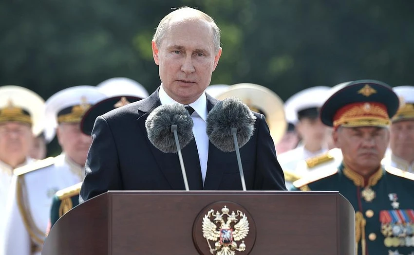 Tổng thống Vladimir Putin phát biểu khai mạc buổi diễu binh mừng Ngày Hải quân Nga tại TP St.Petersburg ngày 31-7. Ảnh: ĐIỆN KREMLIN