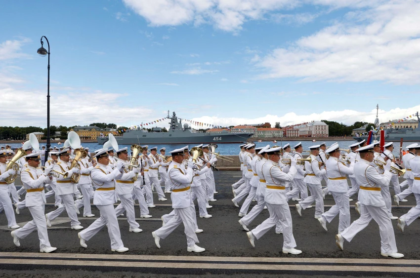 Các binh sĩ Nga diễu hành trong cuộc duyệt binh mừng Ngày Hải quân ở Tp St.Petersburg, ngày 31-7. Ảnh: REUTERS