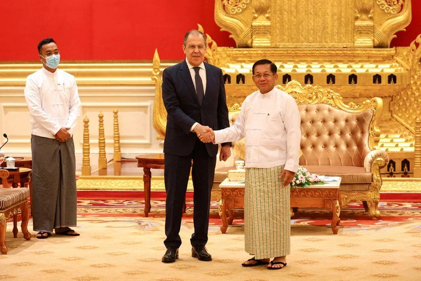 Ngoại trưởng Nga Sergey Lavrov gặp người đứng đầu chính quyền quân sự Myanmar - ông Min Aung Hlaing vào ngày 3-8-2022. Ảnh: REUTERS Ngoại trưởng Nga Sergey Lavrov gặp người đứng đầu chính quyền quân sự Myanmar - ông Min Aung Hlaing vào ngày 3-8-2022. Ảnh: REUTERS