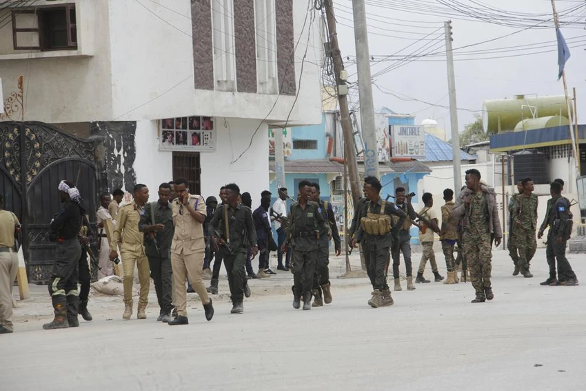 Binh lính Somalia tuần tra bên ngoài khách sạn Hayat, nơi xảy ra vụ tấn công. Ảnh AP Binh lính Somalia tuần tra bên ngoài khách sạn Hayat, nơi xảy ra vụ tấn công. Ảnh AP