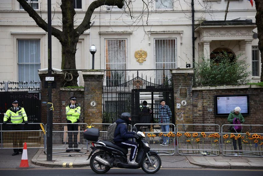 Đại sứ quán Nga ở London (Anh). Ảnh: REUTERS Đại sứ quán Nga ở London (Anh). Ảnh: REUTERS