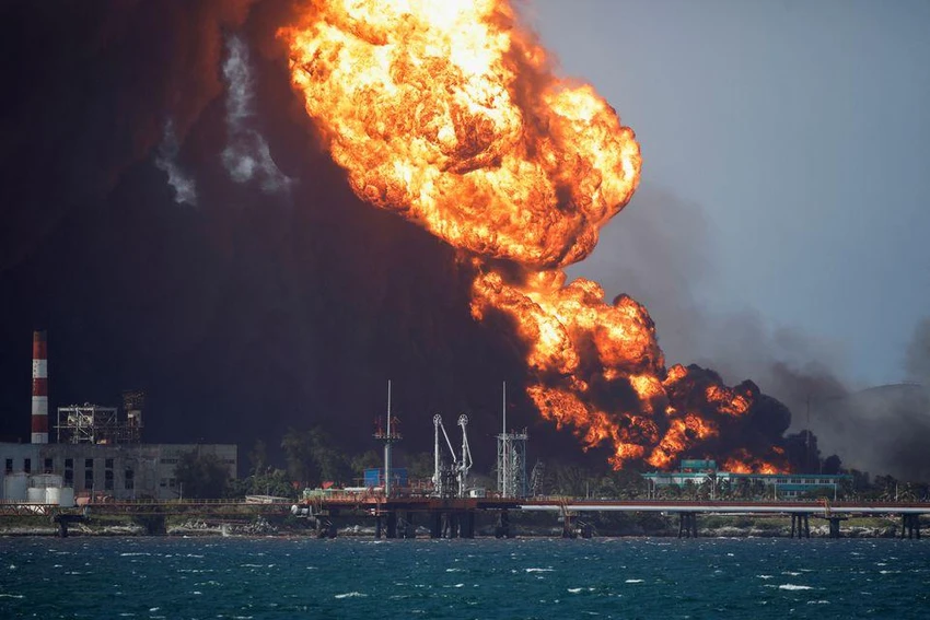 Vụ hỏa hoạn tại kho dầu ở thành phố Matanzas, miền tây Cuba. Ảnh: REUTERS Vụ hỏa hoạn tại kho dầu ở thành phố Matanzas, miền tây Cuba. Ảnh: REUTERS