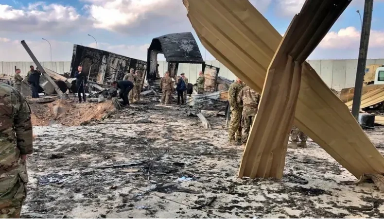 Các binh sĩ và phóng viên Mỹ kiểm tra thiệt hại của căn cứ Al Asad ở Iraq sau khi nó bị trúng tên lửa của Iran. Ảnh: AP Các binh sĩ và phóng viên Mỹ kiểm tra thiệt hại của căn cứ Al Asad ở Iraq sau khi nó bị trúng tên lửa của Iran. Ảnh: AP