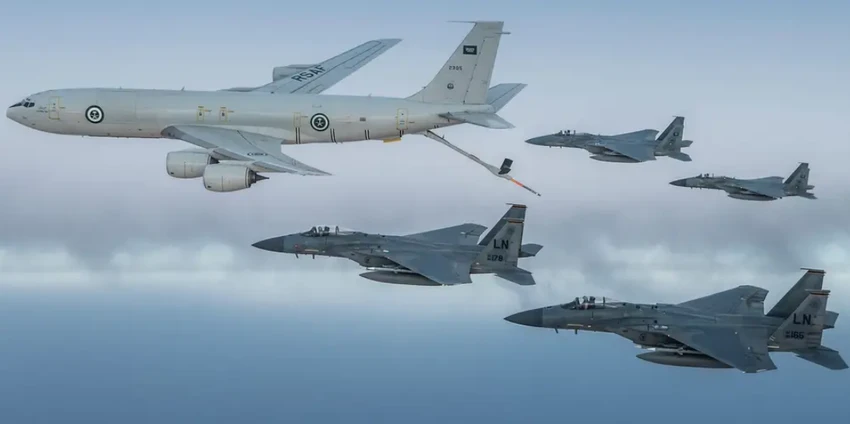 Một máy bay tiếp dầu K-3 và các máy bay F-15C của Không quân Hoàng gia Saudi Arabia bay cùng với các máy bay F-15C của Không quân Mỹ vào tháng 6-2019. Ảnh: RSAF Một máy bay tiếp dầu K-3 và các máy bay F-15C của Không quân Hoàng gia Saudi Arabia bay cùng với các máy bay F-15C của Không quân Mỹ vào tháng 6-2019. Ảnh: RSAF