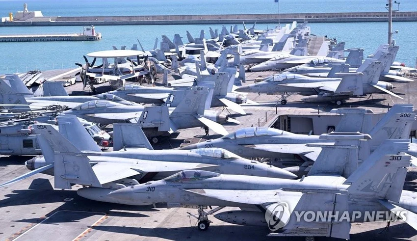 Máy bay quân sự trên tàu sân bay USS Ronald Reagan của Mỹ khi ở TP Busan (HQ) ngày 23-9. Ảnh: YONHAP Máy bay quân sự trên tàu sân bay USS Ronald Reagan của Mỹ khi ở TP Busan (HQ) ngày 23-9. Ảnh: YONHAP
