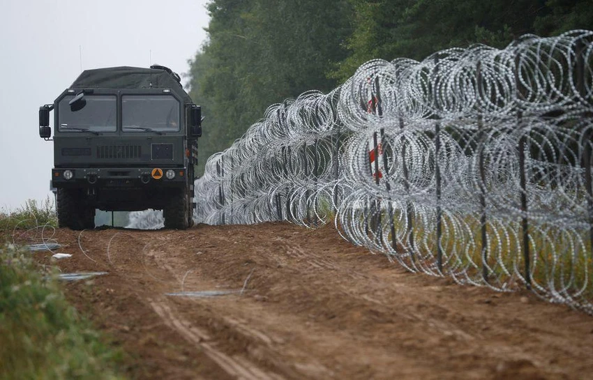 Hàng rào hiện có trên biên giới giữa Ba Lan và Belarus. Ảnh: REUTERS Hàng rào hiện có trên biên giới giữa Ba Lan và Belarus. Ảnh: REUTERS
