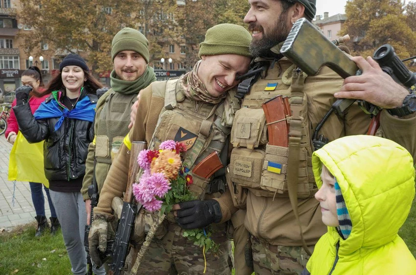 Người dân Kherson và các binh sĩ Ukraine ăn mừng sau khi Nga rút quân khỏi TP Kherson ngày 12-11. Ảnh: REUTERS Người dân Kherson và các binh sĩ Ukraine ăn mừng sau khi Nga rút quân khỏi TP Kherson ngày 12-11. Ảnh: REUTERS