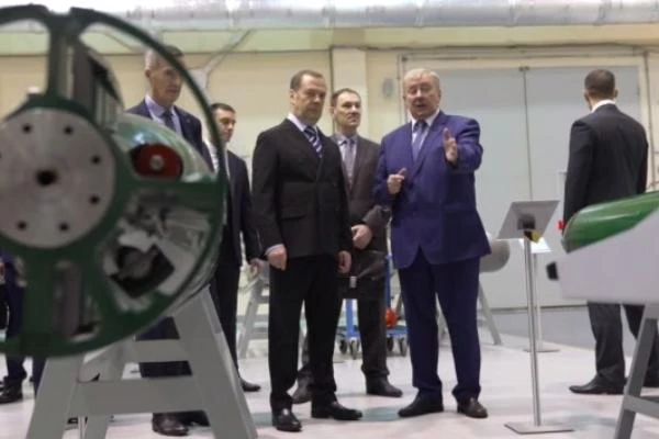 Phó Chủ tịch Hội đồng An ninh Nga Dmitry Medvedev trong chuyến thăm doanh nghiệp Region. Ảnh: TRUD Phó Chủ tịch Hội đồng An ninh Nga Dmitry Medvedev trong chuyến thăm doanh nghiệp Region. Ảnh: TRUD