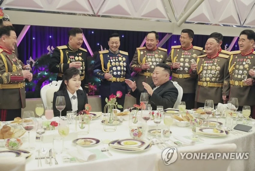 Ông Kim Jong-un và con gái Kim Ju-ae tại buổi tiệc. Ảnh: YONHAP Ông Kim Jong-un và con gái Kim Ju-ae tại buổi tiệc. Ảnh: YONHAP