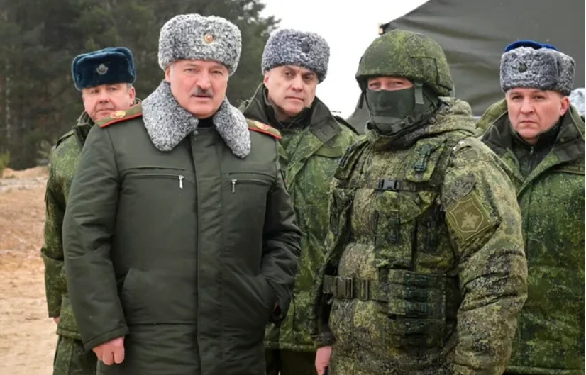 Tổng thống Belarus Alexander Lukashenko (không mặc quân phục) nói chuyện với các quan chức quân sự hàng đầu tại một cơ sở huấn luyện ở Belarus. Ảnh: AP Tổng thống Belarus Alexander Lukashenko (không mặc quân phục) nói chuyện với các quan chức quân sự hàng đầu tại một cơ sở huấn luyện ở Belarus. Ảnh: AP