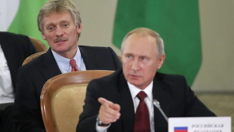 Tổng thống Nga Vladimir Putin (phải) và người phát ngôn Điện Kremlin Dmitry Peskov. Ảnh: EFE Tổng thống Nga Vladimir Putin (phải) và người phát ngôn Điện Kremlin Dmitry Peskov. Ảnh: EFE