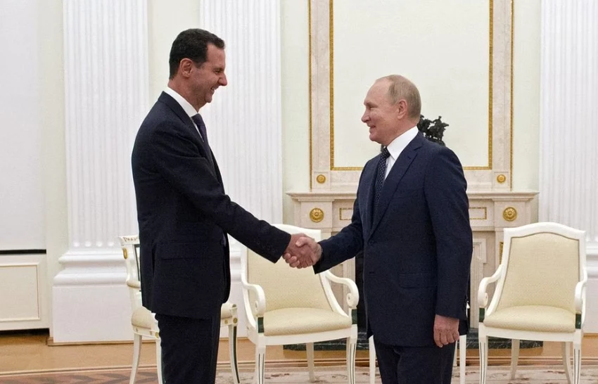 Tổng thống Syria Bashar al-Assad (trái) bắt tay Tổng thống Nga Vladimir Putin trong chuyến thăm Nga hồi tháng 9-2021. Ảnh: REUTERS
