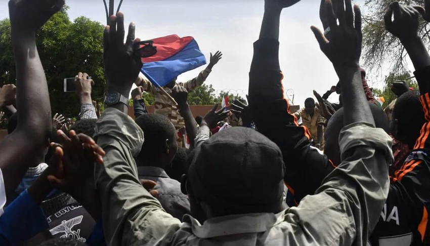 Biểu tình trước Đại sứ quán Pháp ở thủ đô Niamey của Niger ngày 30-7. Ảnh: AFP Biểu tình trước Đại sứ quán Pháp ở thủ đô Niamey của Niger ngày 30-7. Ảnh: AFP