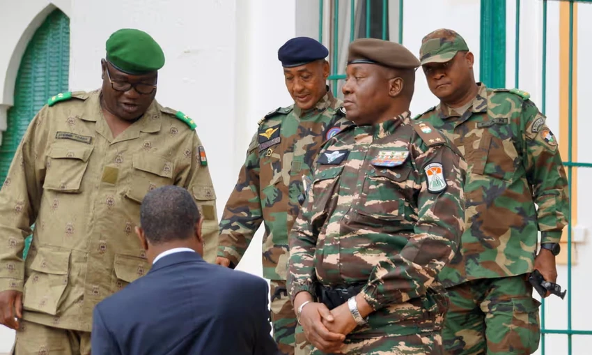 Tướng Abdourahamane Tiani (thứ hai từ phải qua). Ảnh THE GUARDIAN Tướng Abdourahamane Tiani (thứ hai từ phải qua). Ảnh THE GUARDIAN