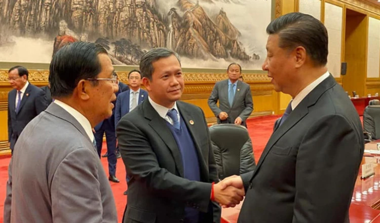 Ông Hun Manet (giữa) tháp tùng Thủ tướng Campuchia Hun Sen (trái) gặp Chủ tịch Trung Quốc Tập Cận Bình trong chuyến thăm Bắc Kinh hồi tháng 2-2020. Ảnh: KHMER TIMES Ông Hun Manet (giữa) tháp tùng Thủ tướng Campuchia Hun Sen (trái) gặp Chủ tịch Trung Quốc Tập Cận Bình trong chuyến thăm Bắc Kinh hồi tháng 2-2020. Ảnh: KHMER TIMES