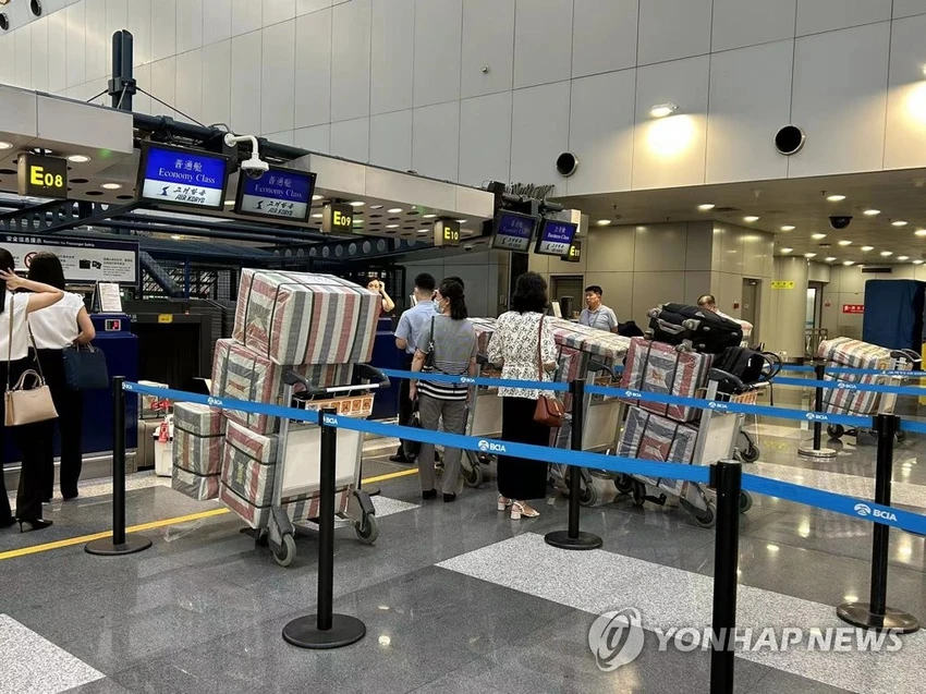 Người dân Triều Tiên xếp hàng tại quầy làm thủ tục của Air Koryo, hãng hàng không quốc gia của Triều Tiên, tại sân bay quốc tế Bắc Kinh vào ngày 22-8. Ảnh: YONHAP Người dân Triều Tiên xếp hàng tại quầy làm thủ tục của Air Koryo, hãng hàng không quốc gia của Triều Tiên, tại sân bay quốc tế Bắc Kinh vào ngày 22-8. Ảnh: YONHAP