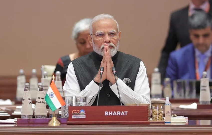 Thủ tướng Ấn Độ Narendra Modi với bảng tên quốc gia "Bharat" trước chỗ ngồi. Ảnh: EFE
