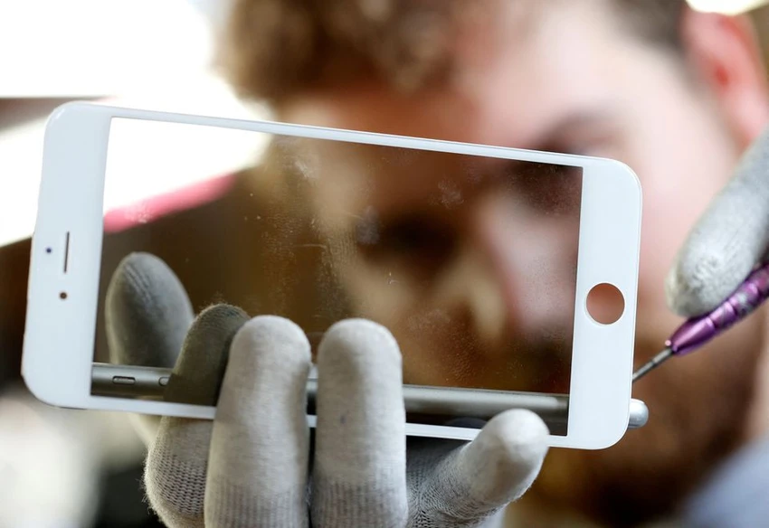 Một người thợ đang tân trang điện thoại iPhone tại công ty Oxflo ở Lusignac, Pháp. Ảnh: REUTERS Một người thợ đang tân trang điện thoại iPhone tại công ty Oxflo ở Lusignac, Pháp. Ảnh: REUTERS