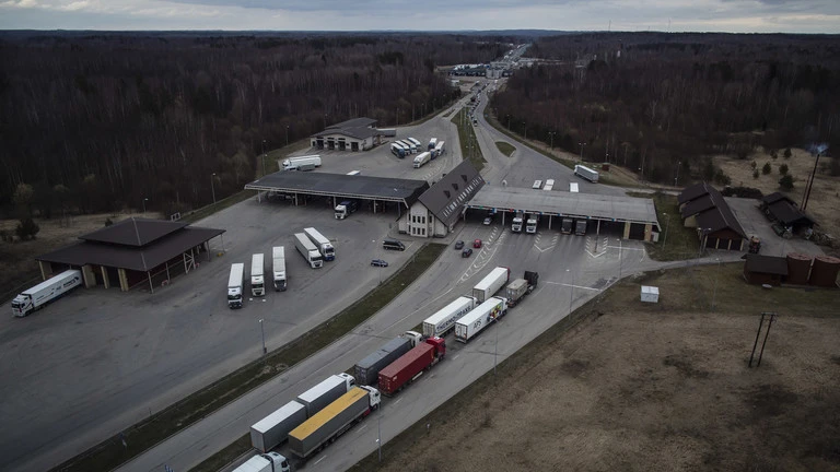 Cửa khẩu giữa Latvia và Nga gần Pasiene, miền đông Latvia. Ảnh: RT Cửa khẩu giữa Latvia và Nga gần Pasiene, miền đông Latvia. Ảnh: RT