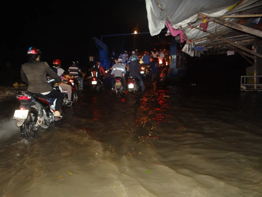 TP.HCM: Đê bao trăm tỉ không ngăn được triều cường ảnh 5