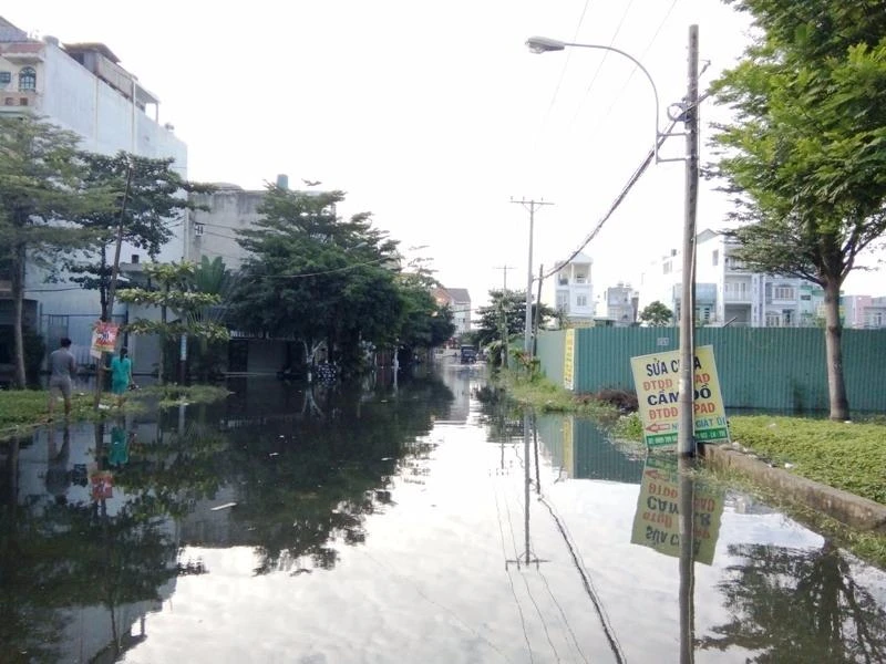 Khu đô thị Êm Đềm ở Sài Gòn chẳng... êm đềm ảnh 1 Khu Êm Đềm bị ngập tứ bề trong vụ vỡ cống ngăn triều vào tháng 1-2017.