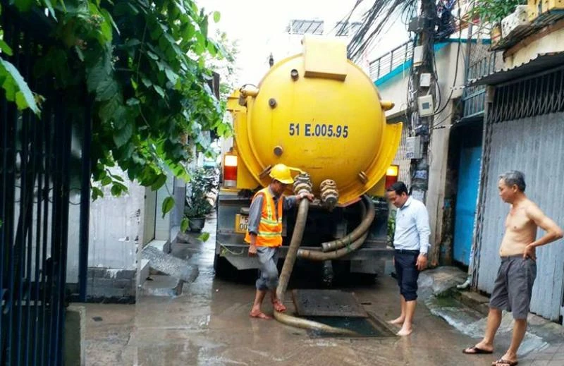 Muốn xe hút nước cứu đường ngập nặng nhất Sài Gòn ảnh 2 Muốn xe hút nước cứu đường ngập nặng nhất Sài Gòn ảnh 2