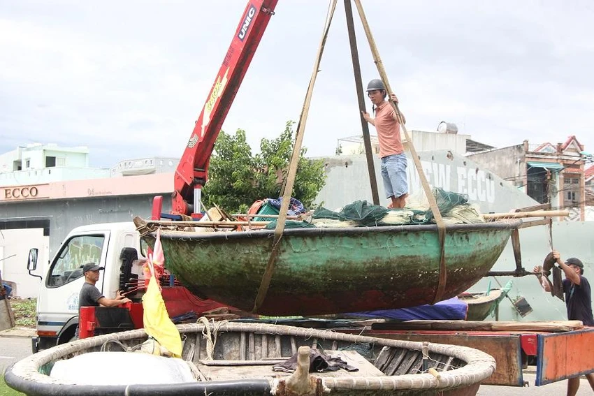 Ngư dân đưa ghe, thúng lên bờ tránh bão. Ảnh: NGÔ QUANG Ngư dân đưa ghe, thúng lên bờ tránh bão. Ảnh: NGÔ QUANG