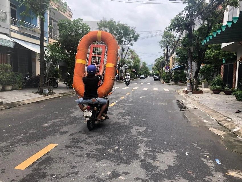 Người dân ở các vùng trũng thấp mua cả phao cứu sinh để đề phòng. Ảnh: NGÔ QUANG Người dân ở các vùng trũng thấp mua cả phao cứu sinh để đề phòng. Ảnh: NGÔ QUANG