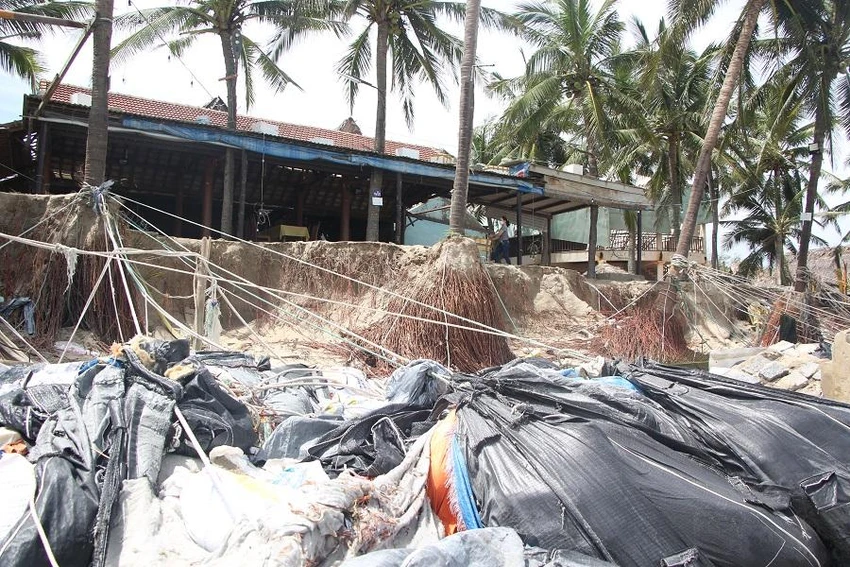 Trước sức công phá dữ dội của sóng to gió lớn trong đêm bão Noru đổ bộ, đoạn kè vừa được gia cố đã bị quật tan nát. Ảnh: NGÔ QUANG