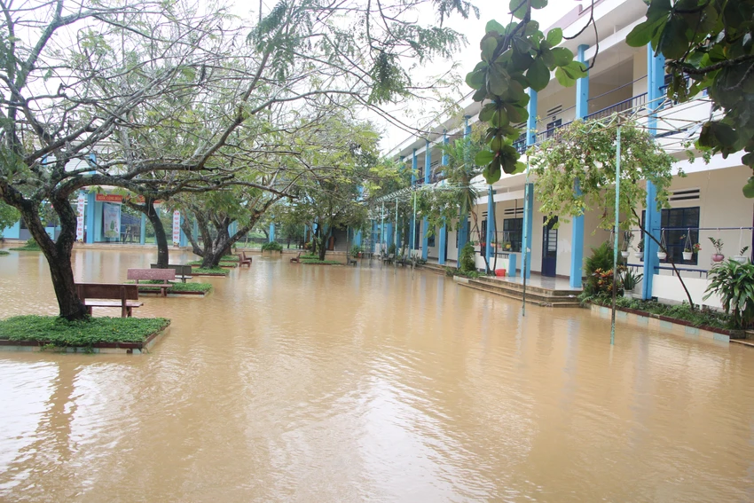Toàn bộ sân trường tiểu học số 2 Hòa Liên đã ngập sâu. Ảnh: NGÔ QUANG Toàn bộ sân trường tiểu học số 2 Hòa Liên đã ngập sâu. Ảnh: NGÔ QUANG